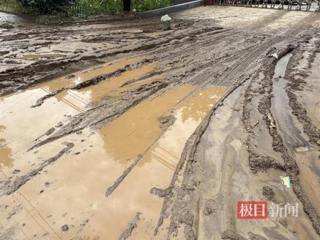 北京密云村民惊魂回忆：洪水瞬间灌进村庄翻起了浪优配痢略，有房檐被淹没大门被冲走 极端降雨致30人遇难